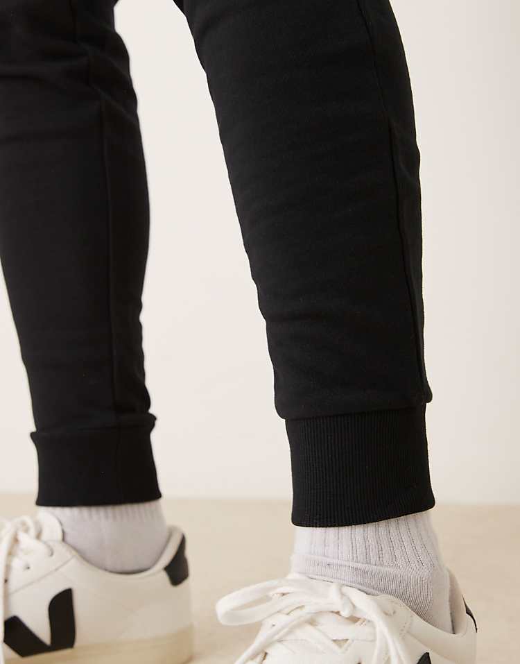 https://images.asos-media.com/products/asos-design-essentials-slim-joggers-in-black/204933647-4?$n_750w$&wid=750&fit=constrain