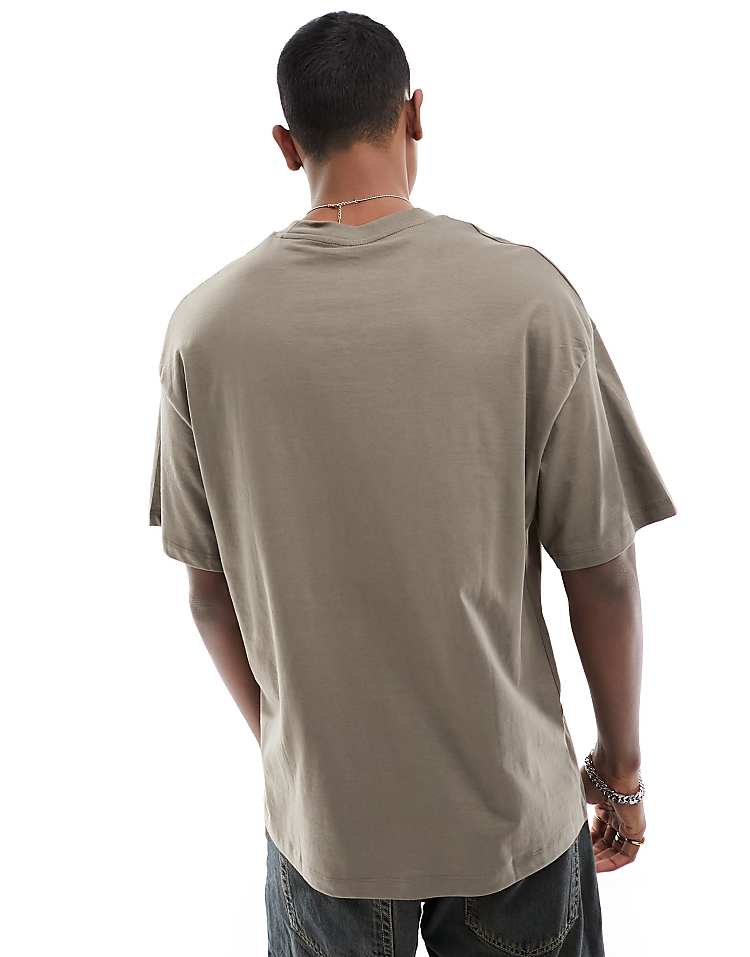 https://images.asos-media.com/products/jack-jones-oversize-t-shirt-in-brown/205930947-2?$n_750w$&wid=750&fit=constrain