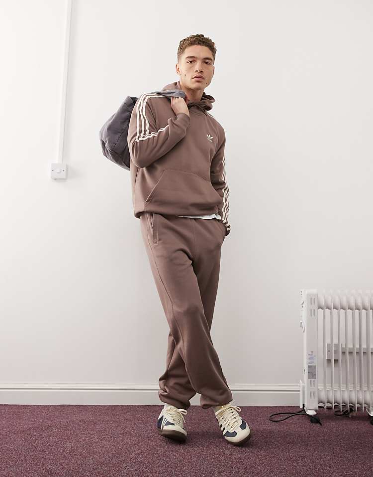 https://images.asos-media.com/products/adidas-originals-trefoil-essentials-joggers-in-brown/207194106-1-tracebrown?$n_750w$&wid=750&fit=constrain