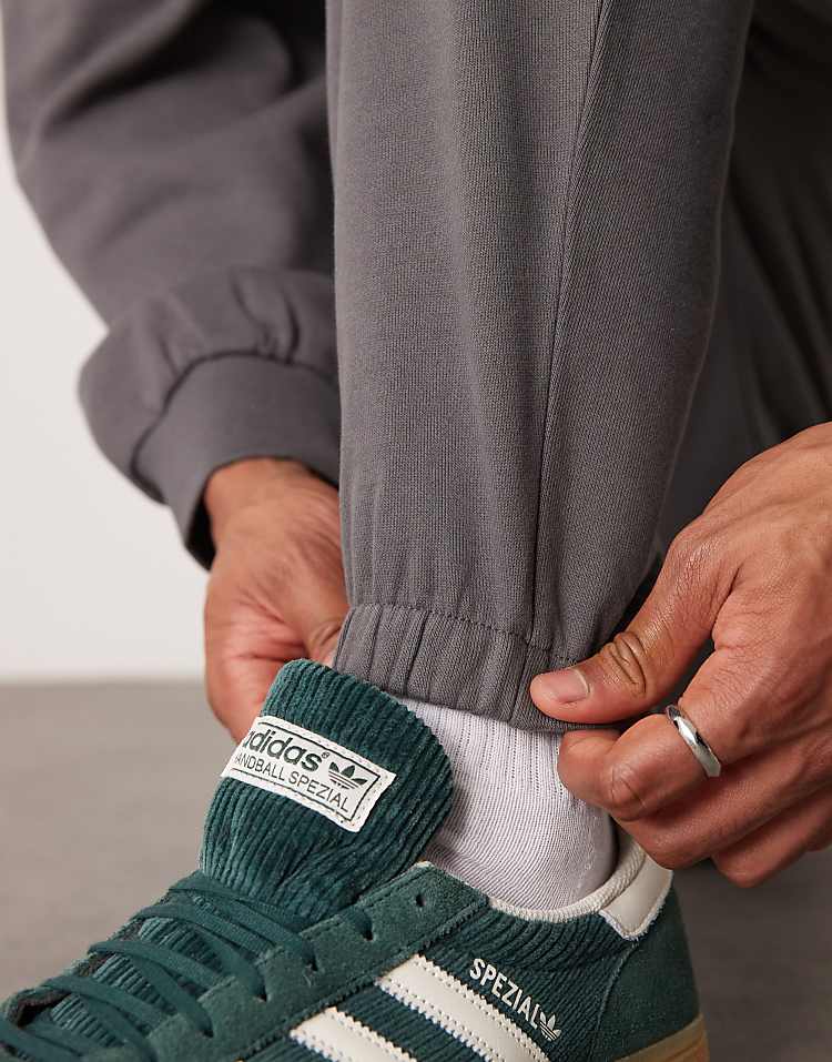 https://images.asos-media.com/products/asos-design-essential-tapered-joggers-in-charcoal/207334879-3?$n_750w$&wid=750&fit=constrain