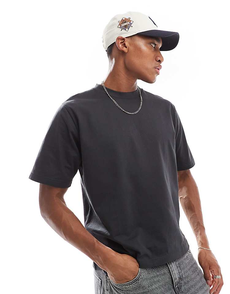https://images.asos-media.com/products/cotton-on-cropped-fit-t-shirt-in-black/207566866-1-black?$n_750w$&wid=750&fit=constrain