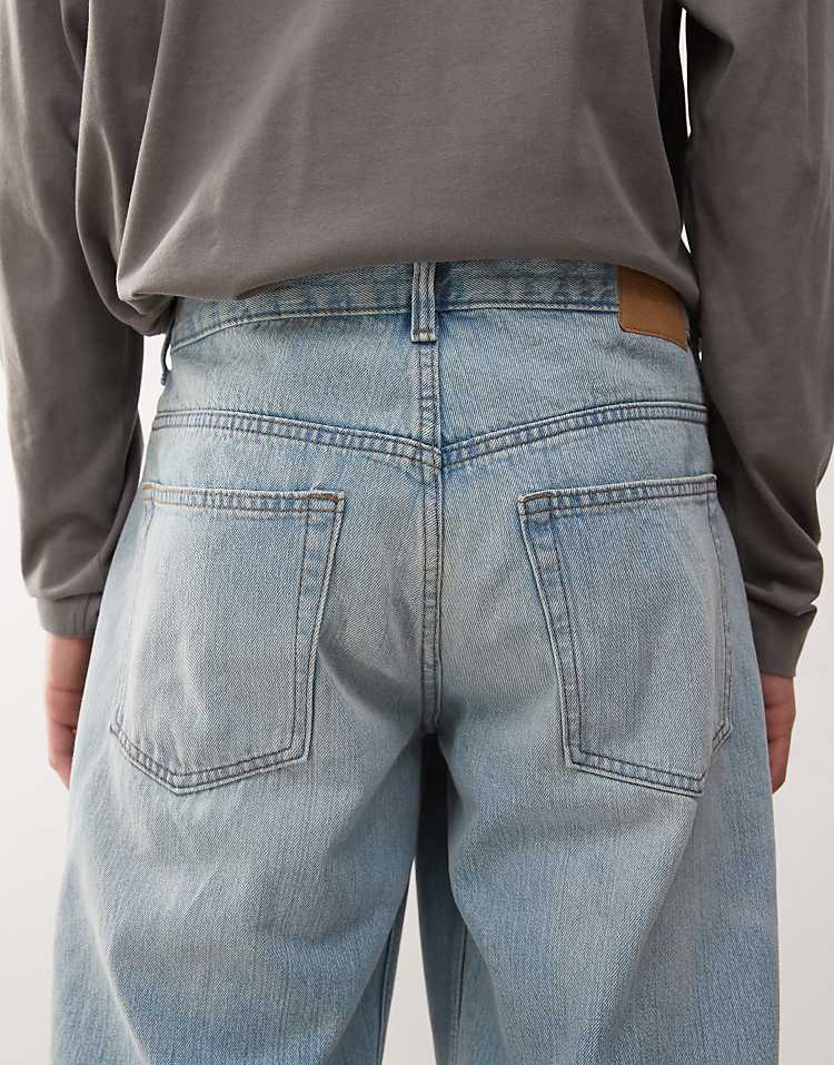 https://images.asos-media.com/products/weekday-sphere-low-waist-wide-leg-jeans-in-light-blue-wash/207937005-4?$n_750w$&wid=750&fit=constrain
