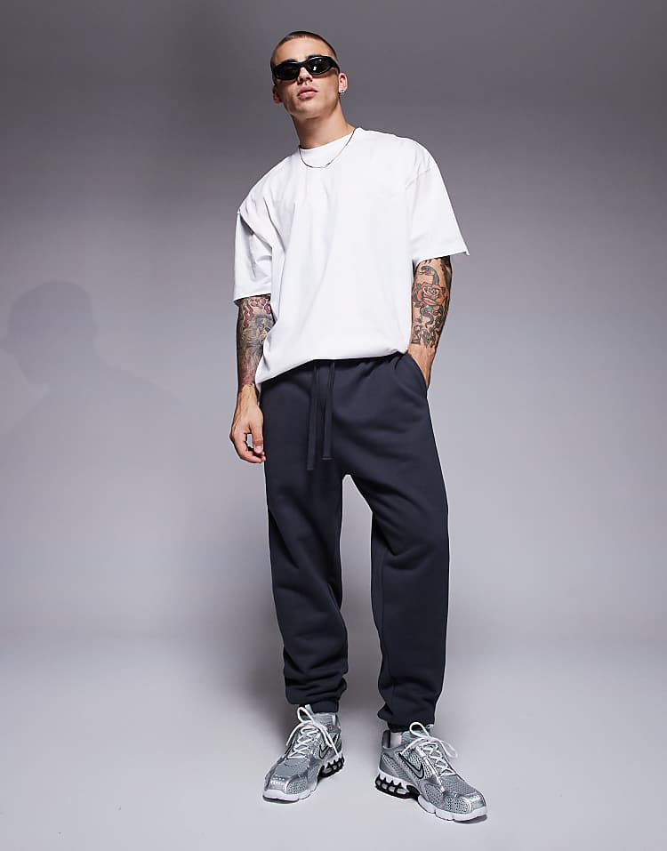 https://images.asos-media.com/products/asos-design-premium-heavyweight-tapered-joggers-in-400gsm-in-charcoal/208164399-1-asphalt?$n_750w$&wid=750&fit=constrain