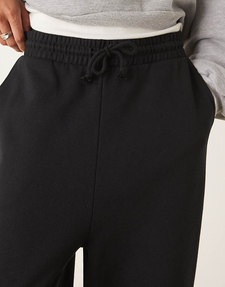 https://images.asos-media.com/products/asos-design-essentials-wide-leg-jogger-in-black/208251771-2?$n_750w$&wid=750&fit=constrain