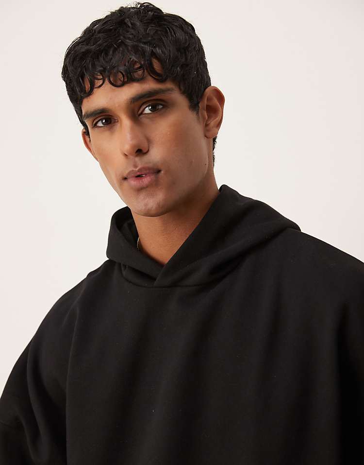 https://images.asos-media.com/products/asos-design-premium-heavyweight-extreme-oversized-hoodie-in-400gsm-in-black/208330979-4?$n_750w$&wid=750&fit=constrain