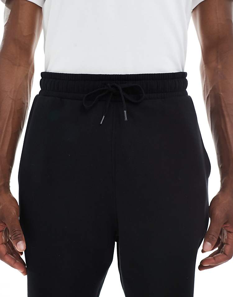 https://images.asos-media.com/products/asos-design-essentials-relaxed-jogger-in-black/208549945-5?$n_750w$&wid=750&fit=constrain
