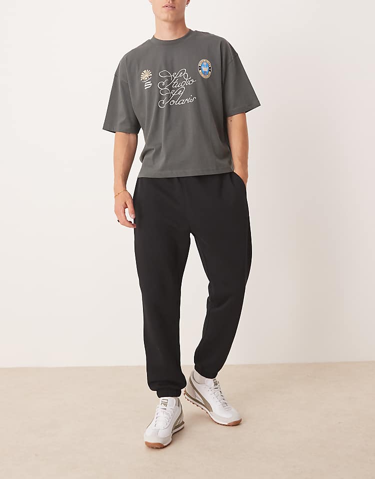 https://images.asos-media.com/products/asos-design-essentials-tapered-jogger-in-black/208549953-4?$n_750w$&wid=750&fit=constrain