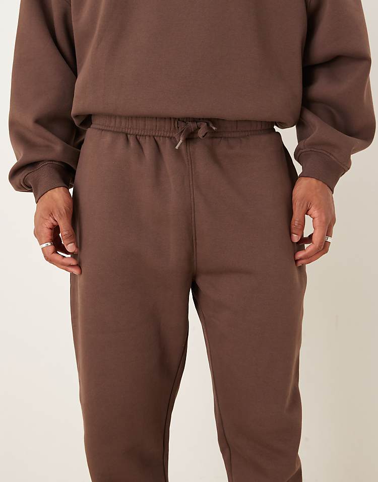 https://images.asos-media.com/products/asos-design-essentials-tapered-jogger-in-brown/208550330-4?$n_750w$&wid=750&fit=constrain