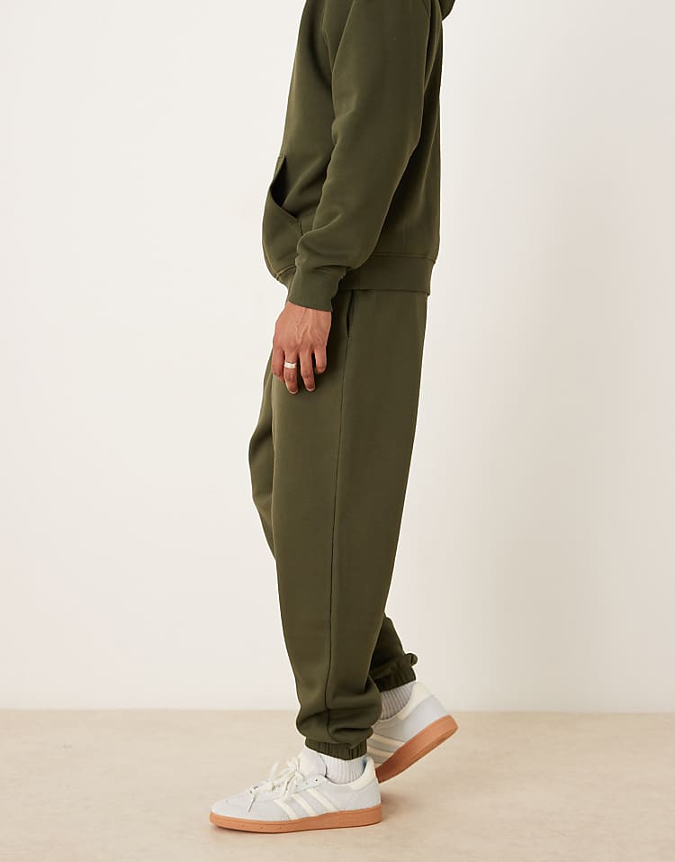 https://images.asos-media.com/products/asos-design-essentials-oversized-jogger-in-khaki/208789030-3?$n_750w$&wid=750&fit=constrain