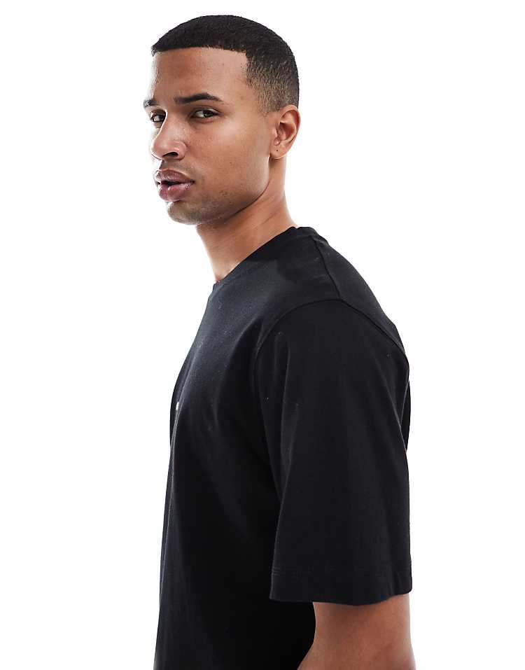 https://images.asos-media.com/products/jack-jones-oversize-t-shirt-with-originals-embroidery-in-black/208948394-4?$n_750w$&wid=750&fit=constrain