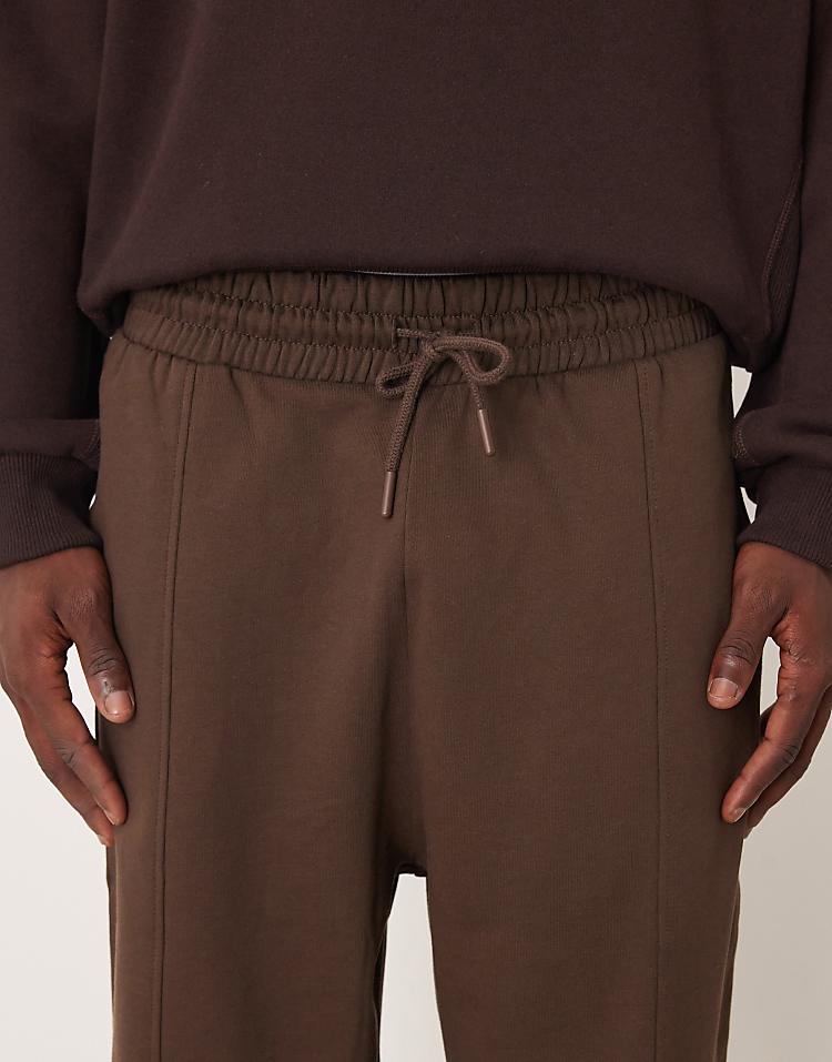 https://images.asos-media.com/products/asos-design-oversized-joggers-with-pin-tuck-detail-in-brown/208968088-4?$n_750w$&wid=750&fit=constrain