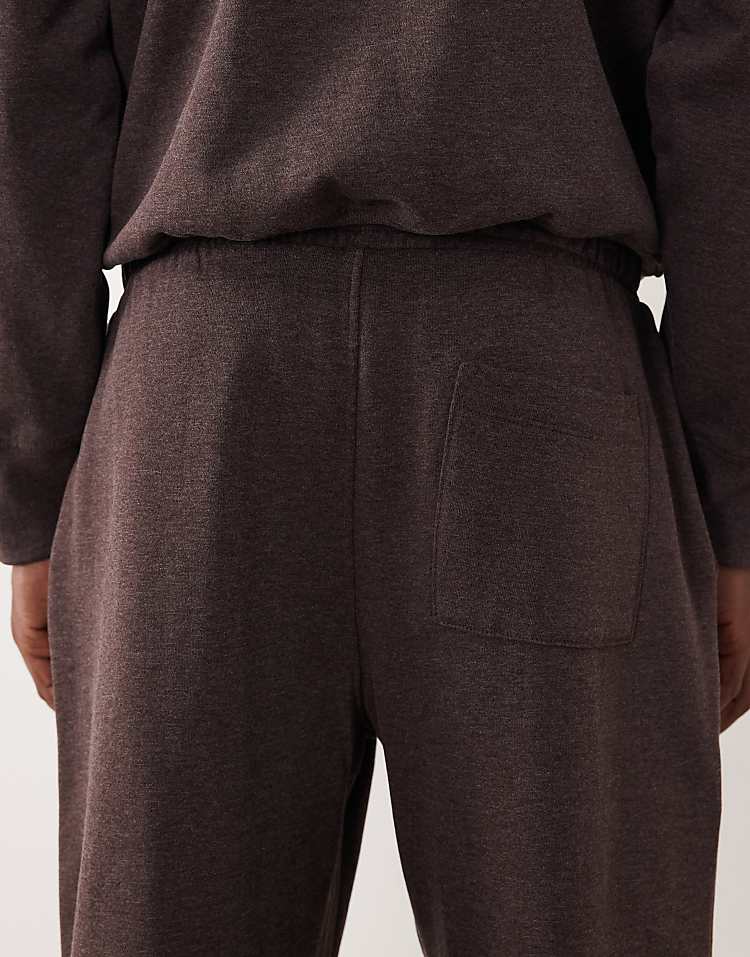 https://images.asos-media.com/products/asos-design-oversized-jogger-in-brown-marl/209009317-4?$n_750w$&wid=750&fit=constrain
