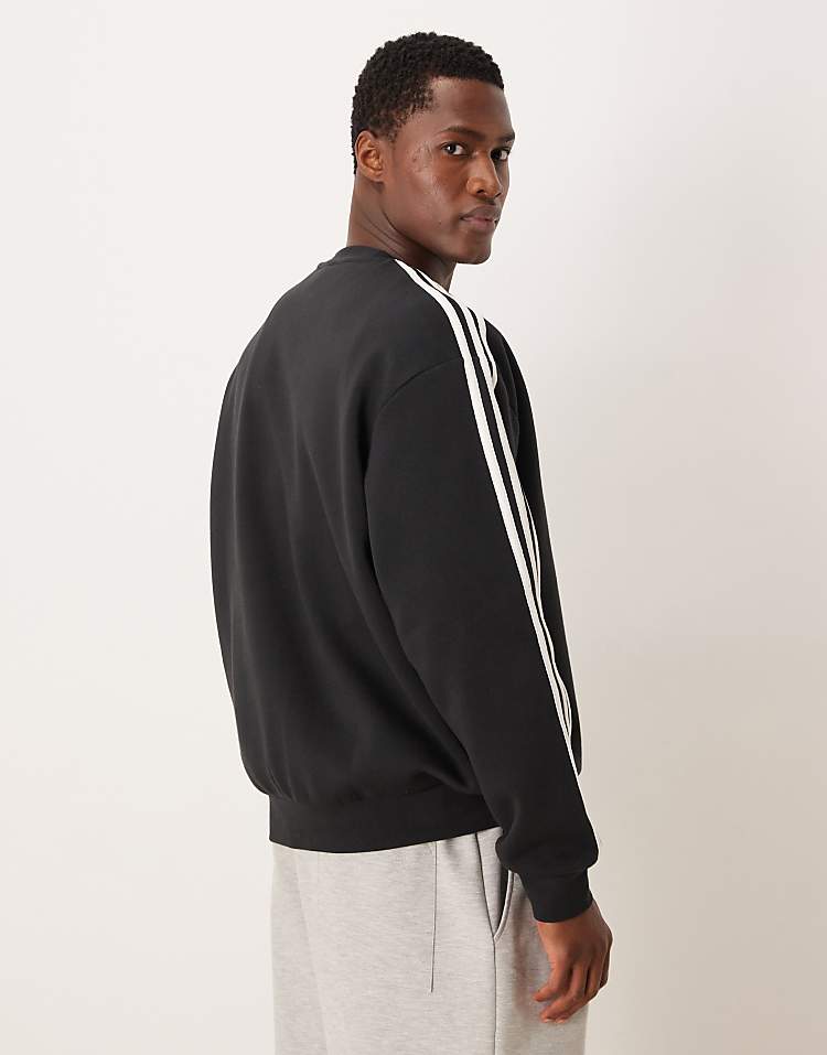 https://images.asos-media.com/products/adidas-originals-three-stripe-oversized-sweatshirt-in-black/209110400-3?$n_750w$&wid=750&fit=constrain