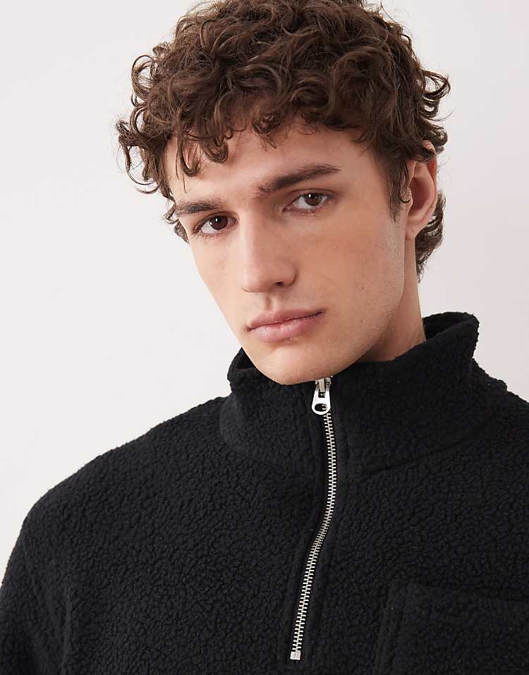 https://images.asos-media.com/products/jack-jones-1-4-zip-fleece-in-black-print/209123188-3?$n_750w$&wid=750&fit=constrain