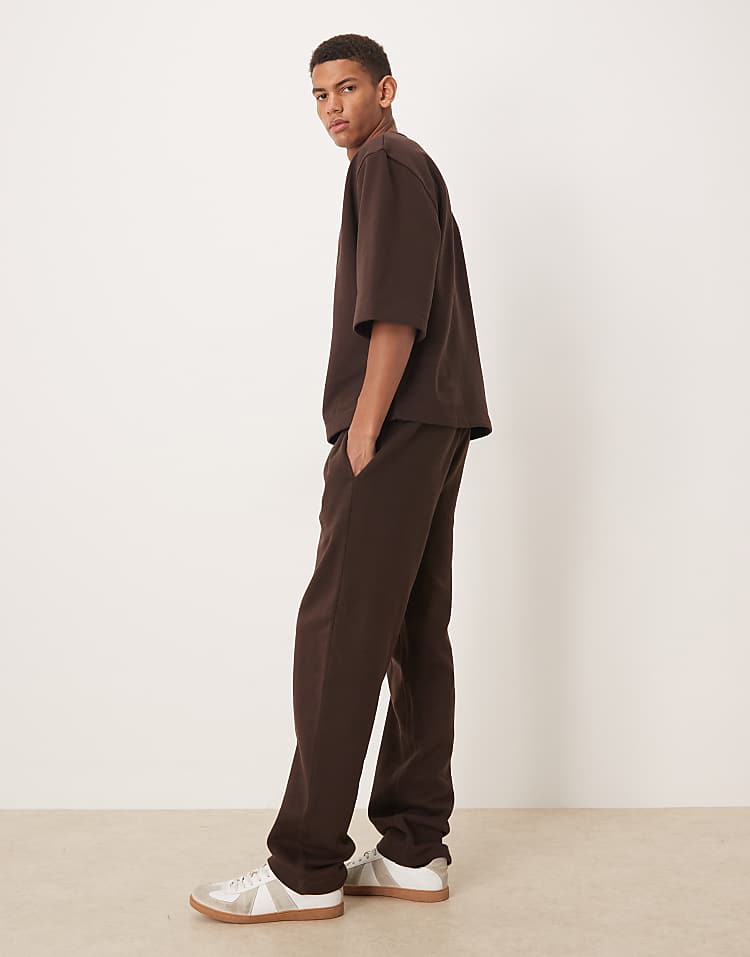https://images.asos-media.com/products/asos-design-straight-leg-jogger-with-pleats-in-brown/209250923-3?$n_750w$&wid=750&fit=constrain