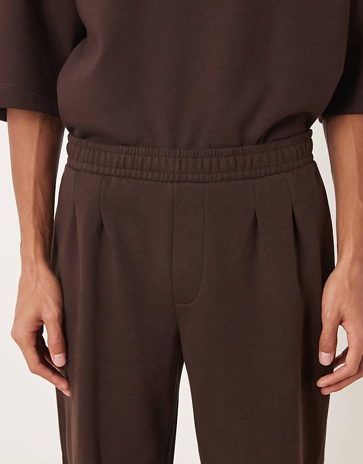 https://images.asos-media.com/products/asos-design-straight-leg-jogger-with-pleats-in-brown/209250923-4?$n_750w$&wid=750&fit=constrain