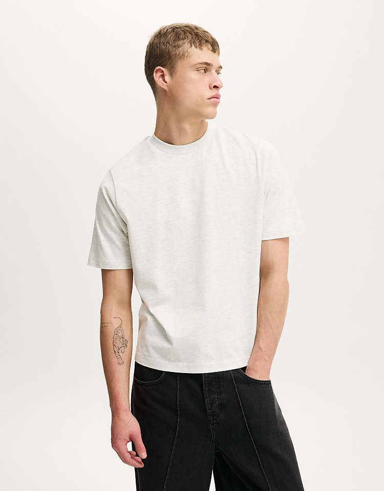 https://images.asos-media.com/products/cotton-on-cropped-fit-t-shirt-in-off-white/209287956-1-offwhite?$n_750w$&wid=750&fit=constrain