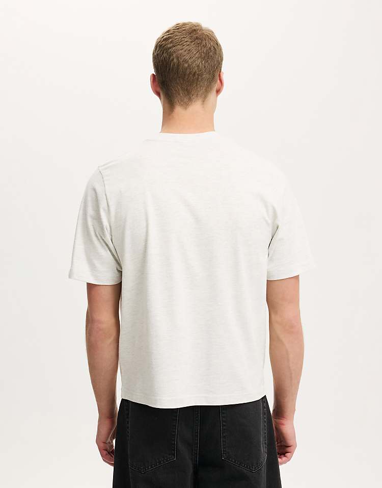 https://images.asos-media.com/products/cotton-on-cropped-fit-t-shirt-in-off-white/209287956-3?$n_750w$&wid=750&fit=constrain