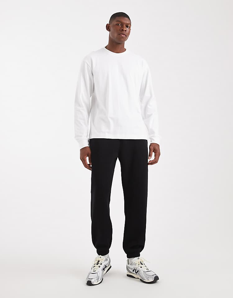 https://images.asos-media.com/products/asos-design-essentials-2-pack-tapered-jogger-in-black-and-grey-marl/209310295-2?$n_750w$&wid=750&fit=constrain