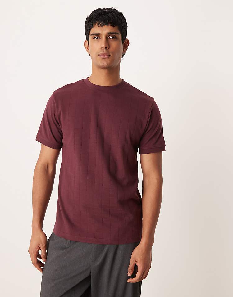 https://images.asos-media.com/products/asos-design-regular-fit-t-shirt-in-burgundy-texture/209423141-1-portroyale?$n_750w$&wid=750&fit=constrain