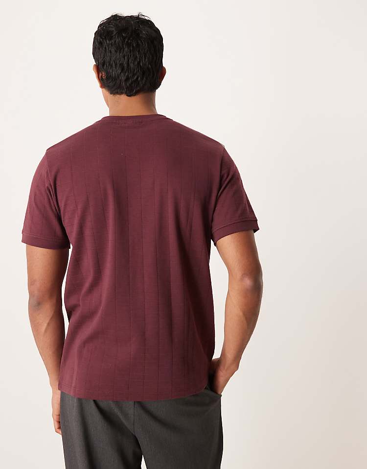 https://images.asos-media.com/products/asos-design-regular-fit-t-shirt-in-burgundy-texture/209423141-3?$n_750w$&wid=750&fit=constrain