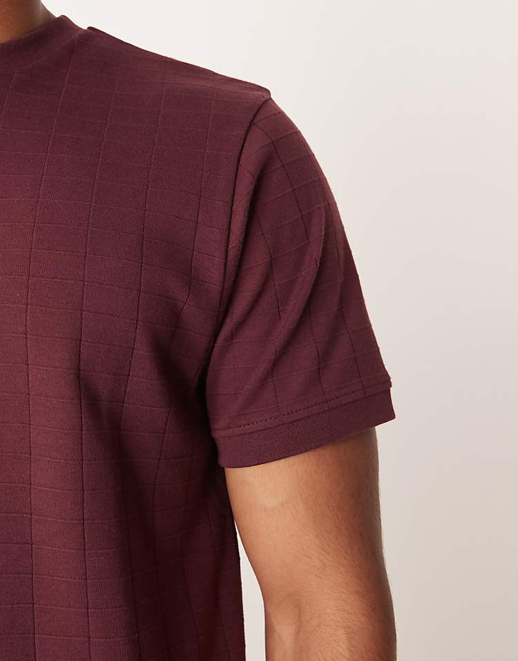 https://images.asos-media.com/products/asos-design-regular-fit-t-shirt-in-burgundy-texture/209423141-5?$n_750w$&wid=750&fit=constrain