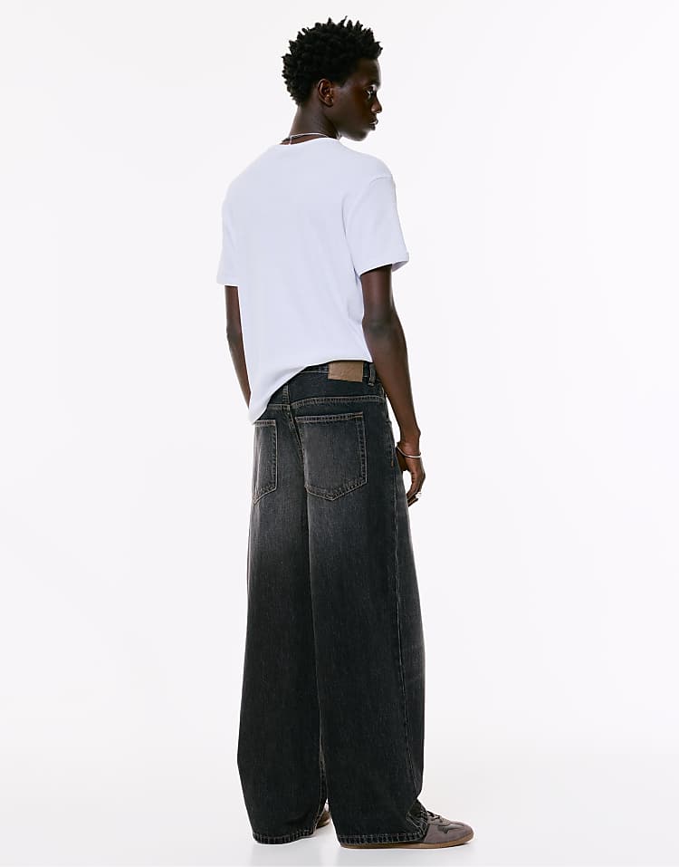 https://images.asos-media.com/products/pullbear-wide-leg-jeans-in-faded-black/209497096-2?$n_750w$&wid=750&fit=constrain
