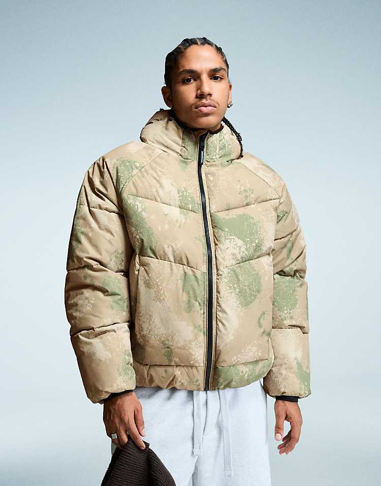 https://images.asos-media.com/products/bershka-puffer-jacket-with-hood-in-green/209631342-1-green?$n_750w$&wid=750&fit=constrain