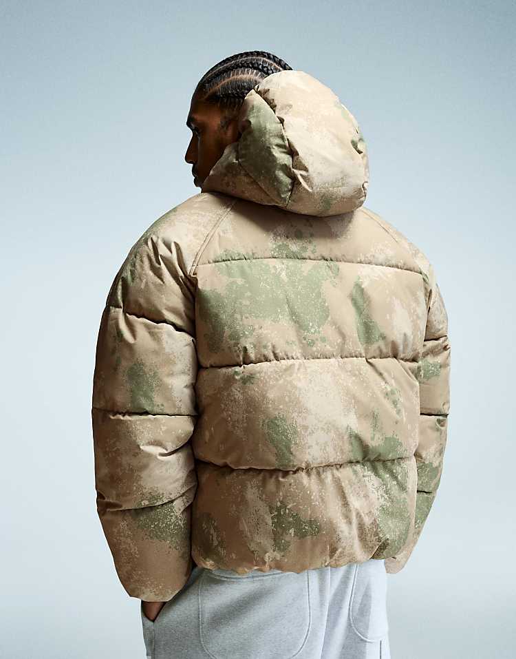 https://images.asos-media.com/products/bershka-puffer-jacket-with-hood-in-green/209631342-4?$n_750w$&wid=750&fit=constrain
