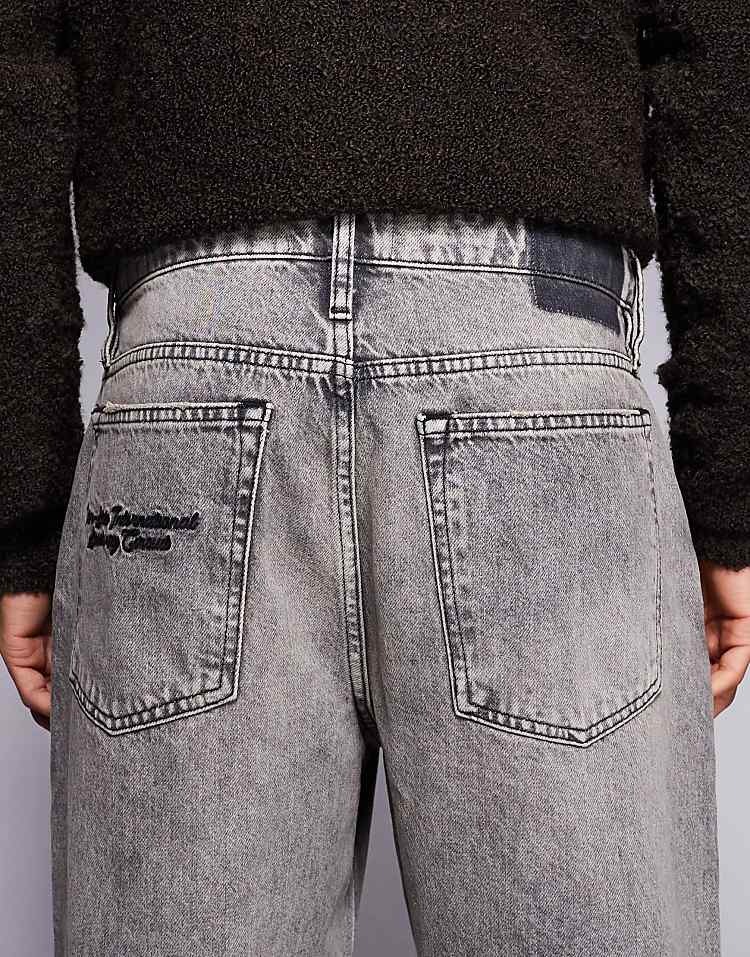 https://images.asos-media.com/products/river-island-baggy-jeans-in-grey/209901925-5?$n_750w$&wid=750&fit=constrain