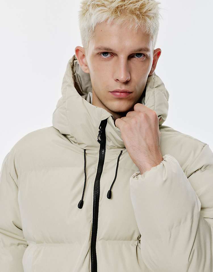 https://images.asos-media.com/products/pullbear-heat-sealed-quilted-jacket-with-hood-in-medium-grey/209982590-3?$n_750w$&wid=750&fit=constrain