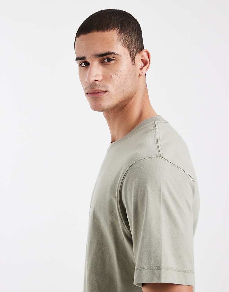 https://images.asos-media.com/products/jack-jones-orginals-front-logo-t-shirt-in-sage-green/210231340-4?$n_750w$&wid=750&fit=constrain
