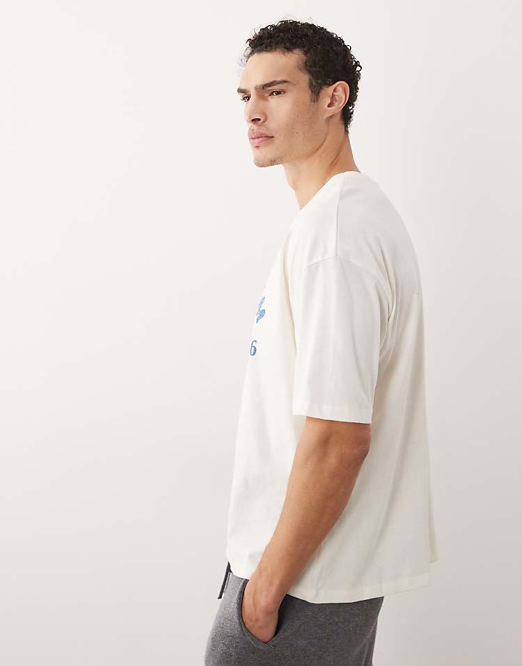 https://images.asos-media.com/products/asos-design-boxy-oversized-t-shirt-with-gym-graphic-in-cream/210562329-4?$n_750w$&wid=750&fit=constrain